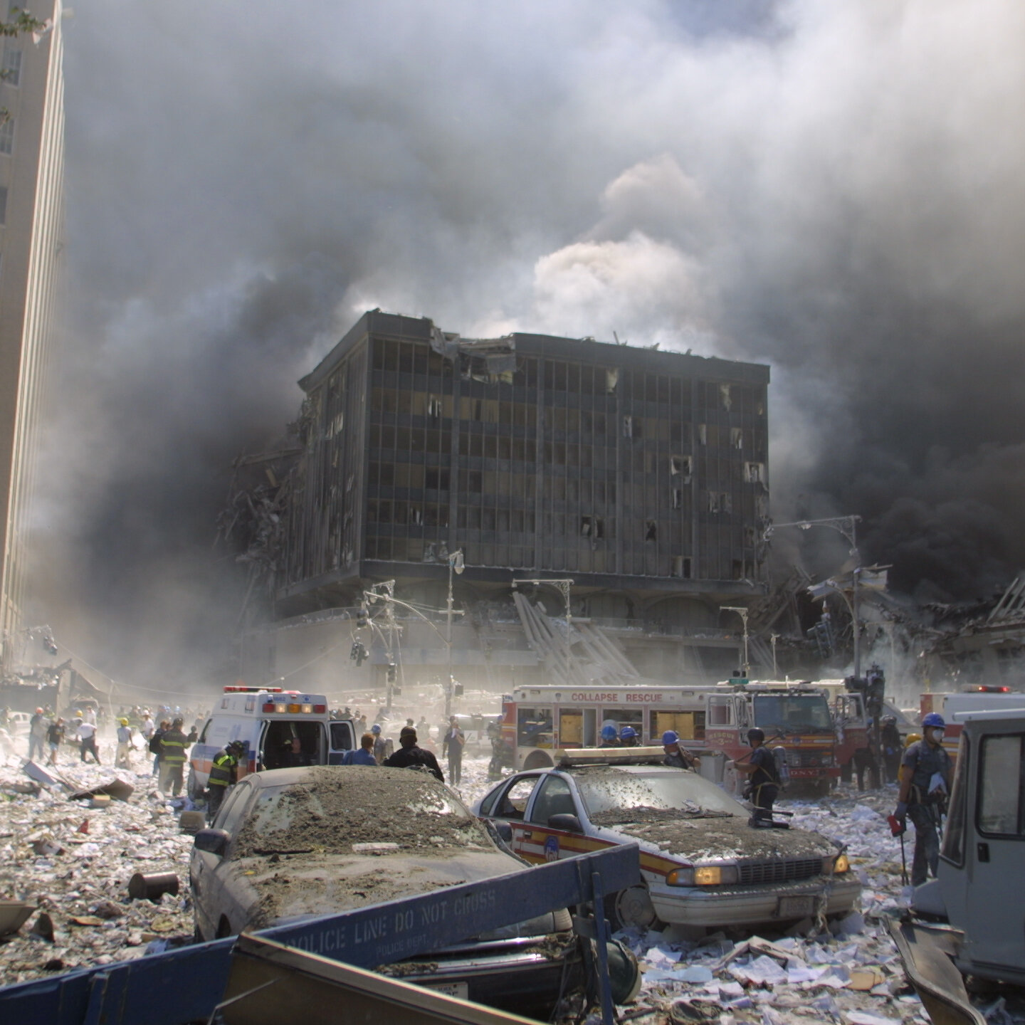 Debu yang Membunuh Perlahan: Pelajaran 25 Tahun Tragedi 9/11 bagi Indonesia yang Rawan Bencana