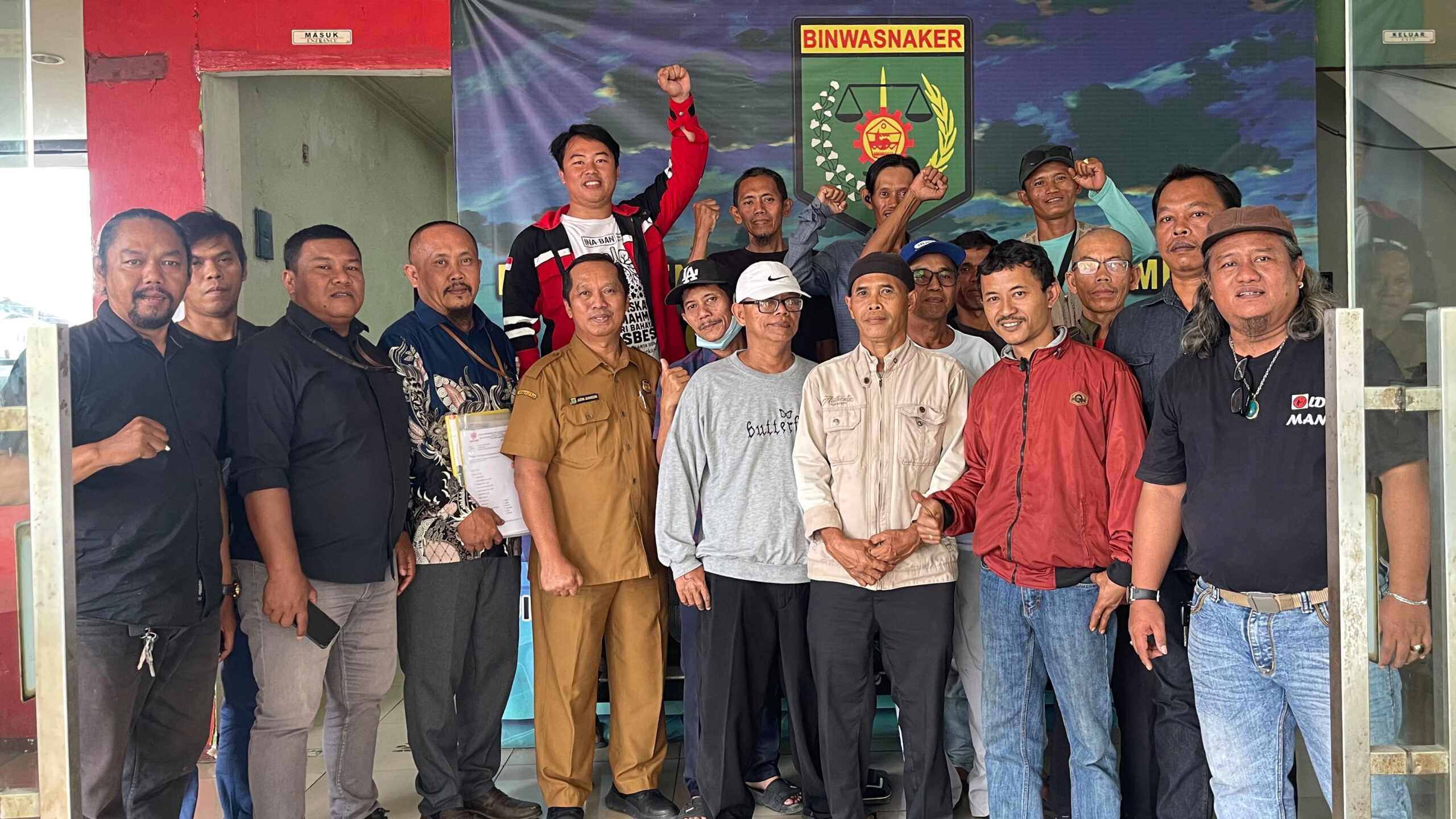Belasan Mantan Pekerja Laporkan Dugaan Penyakit Akibat Asbes dan Silika ke Pengawas Ketenagakerjaan Karawang